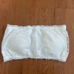 While strapless lace bra